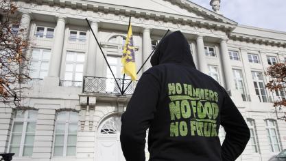 De Vlaamse overheid en de landbouworganisaties hebben een akkoord bereikt op donderdag 15 februari. Een pakket maatregelen moet tegemoetkomen aan de eisen van landbouwers die al enkele weken op straat komen.