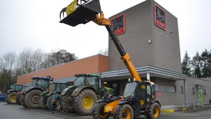 Verschillende Waalse boeren blokkeerden op zondag 18 februari met hun tractoren de ingang van de Delhaize-vestiging in Marche-en-Famenne. Hiermee wilden ze protesteren tegen de import vanproducten uit het buitenland.