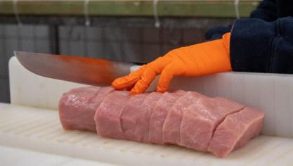 Voor de bepaling van vleeskwaliteitsparameters – zoals pH, waterhoudend vermogen en intramusculair vet – wordt de carré of lange rugspier van het varken de dag na slacht versneden.
