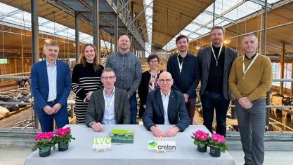 De nieuwe samenwerking werd bezegeld door Joris Koen Verniest, Hoofd go-to-market customer journey (rechts aan de tafel) en Joris Relaes van ILVO (links aan de tafel).