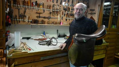 Michel Broze leerde het vak van een andere zadelmaker.