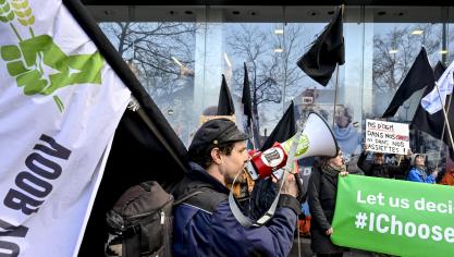 Tijs Boelens van Boerenforum tijdens een eerder protest op 26 januari in Brussel. Hij is blij met de uitkomst van de federale hoorzitting. We trokken naar deze hoorzitting hopend op een versterking van het huidige prijzenobservatorium en die buit lijkt binnen, zegt Boelens.