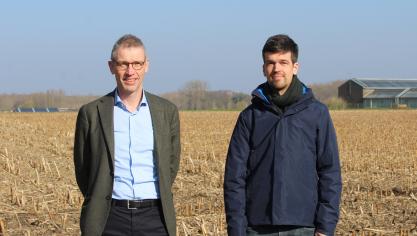 Joris Relaes (l.) en Hans Vandermaelen (r.) zetten met het ILVO hun schouders  onder de tentoonstelling Gentse Gronden.