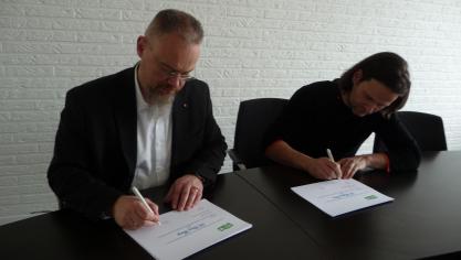 Directeur Benedikt Sas (l.) en voorzitter Tom Van Nespen (r.) tekenen de diploma’s voor de kwaliteitsmelkers.