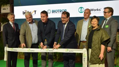 Ministers Jo Brouns en David Clarinval openden in het bijzijn van andere politici en het bestuur van BioFirst Group de nieuwe roofmijtenfaciliteiten.