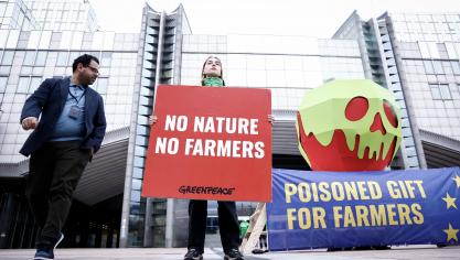 Greenpeace heeft op 11 april een gigantische appel voor het Europees Parlement geplaatst. Ze vragen zo aan de Europarlementsleden om landbouwers geen ‘vergiftigd geschenk’ te geven door de natuurbeschermingsregels in het gemeenschappelijk landbouwbeleid te schrappen.