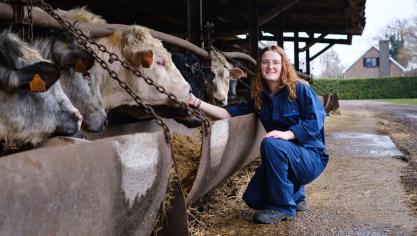 Studente Julie De Smedt, zelf dochter van vleesveehouders, was een van de studenten die het educatieve traject voor landbouwstudenten ‘Zaadjes van Geluk’ mee uittestte.