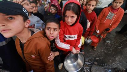 Palestijnse kinderen krijgen begin maart in Rafah in het zuiden van Gaza voedsel uitgedeeld. Door het conflict tussen Israël en Hamas dreigt er hongersnood.