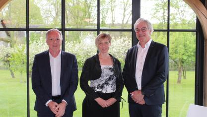Rik Vandeputte van Leievoeders (rechts) volgt Dirk Van Thielen van Arvesta (links) op als voorzitter van de Belgian Feed Association. Katrien D’hooghe (midden) blijft op post als managing director van BFA.