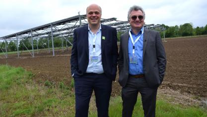 Frans De Wachter van Boerenbond (links) en Wouter Merckx, directeur van Transfarm voor de agrivoltaics pilootinstallatie.