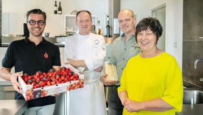 Van links naar rechts: Stef Engelen van Morango Fruits, Johan Ariën van restaurant Joels, Ben Paepen van De Aspergehoeve en gedeputeerde Kathleen Helsen (cd&v).