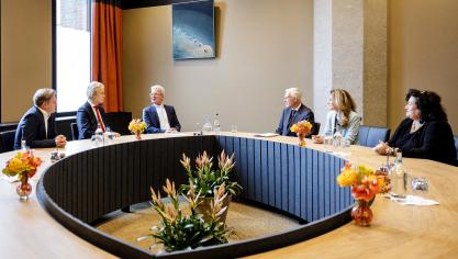 Na lange onderhandelingen is er een akkoord over een nieuwe Nederlandse regering. Enkele maanden geleden werden de onderhandelingen gevoerd door (vanaf links) Pieter Omtzigt (NSC), Geert Wilders (PVV), informanten Elbert Dijkgraaf enRichard van Zwol, Dilan Yesilgoz (VVD) en Caroline van der Plas (BBB).
