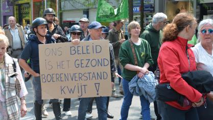 De ‘vreedzaamheid’ waarmee de protestwandeling in Antwerpen doorging, staat in schril contrast met de ‘waanzin’ die de manifestanten wordt aangedaan.