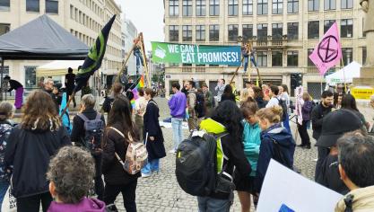 Manifestanten pleiten voor een Europese politiek die de klimaatverandering bestrijdt en de ecosystemen beschermt, zonder daarbij de boeren te benadelen.