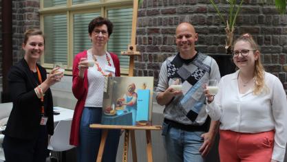 Bij de onthulling van Het Melkmeisje 2.0 werd - met melk uiteraard - geklonken op het resultaat door (vanaf links): Sara Santens en Liliane Driesen van VLAM, melkveehouder Benny De Meyer en duurzaamheidsexperte Ina Lutsch van VLAM.