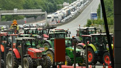 Door een gezamenlijke actie van Franse en Spaanse landbouwers zijn op maandag 3 juni verschillende grensovergangen langs de Pyreneeën geblokkeerd.