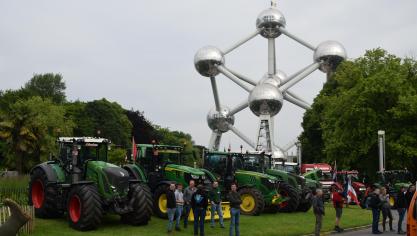 Zowat 1.200 boeren en actievoerders van over heel Europa protesteerden aan het Atomium tegen het Europese landbouw- en milieubeleid.