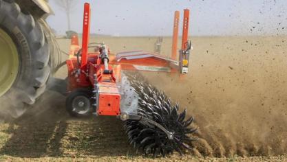 Biologische landbouw is pionier in het op punt stellen van nieuwe landbouwtechnieken die daarna ingang vinden in de gangbare landbouw. Kijk maar naar mechanische onkruidbestrijding.