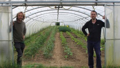 Biodynamische landbouw en veeteelt gaan perfect samen. “We hebben zelfs een  vegetarische werknemer die nu wel biodynamisch vlees eet”, zeggen Ruben (rechts)  en Manuel (links).