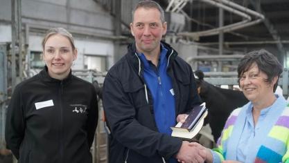 Van links naar rechts: onderzoeker melkvee Els Stevens van provinciaal onderzoekscentrum Hooibeekhoeve, melkveehouder Guy Lemmens en gedeputeerde Kathleen Helsen bij de overhandiging van het eerste waterpaspoort.