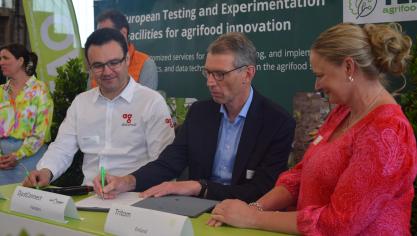 Joris Relaes (ILVO) tekent het Memorandum of Understanding waarmee de samenwerking tussen de Vlaamse, Franse en Finse deelplatformen beklonken wordt.
