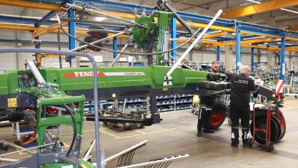 In de fabriek te Feucht wordt enkel de assemblage van ruwvoedermachines gedaan. Het werk gebeurt hier snel, precies en zuiver. Deze hark wordt klaargemaakt voor transport, voor verzending worden de grote machines terug compact.