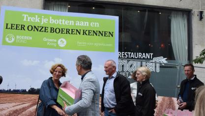 Maar liefst 124 Vlaamse parlementsleden werden door Boerenbond uitgenodigd op een landbouwbedrijf om de sector beter te leren kennen.