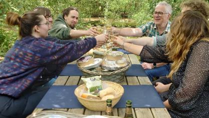 De karrenmaaltijd is een ideale formule voor wie deze zomer in alle rust wil genieten van lokaal lekker eten op een unieke locatie.