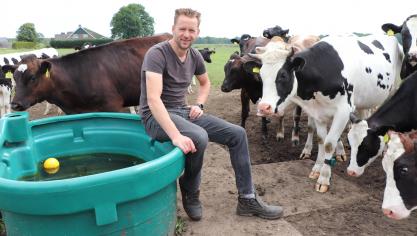 Melkveehouder Stan Bosman borrelt van de innovatieve idëen. Zo bedacht hij het OMmissie-systeem.