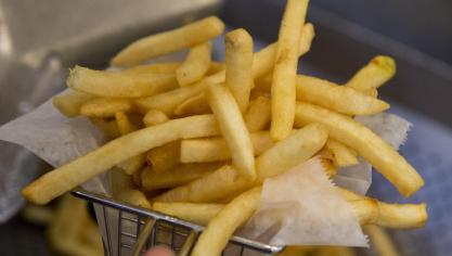 Een pakje friet in de frituur is duurder aan het worden.