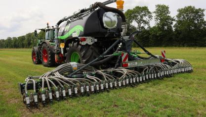 Hondengang wordt op deze mesttank gerealiseerd door de achteras te sturen.