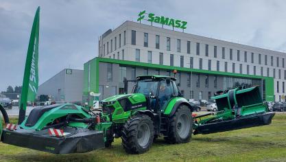 Een nieuwe vlindermaaicombinatie die dit jaar beschikbaar komt, met op de achtergrond de nieuwe fabriek  van Samasz.