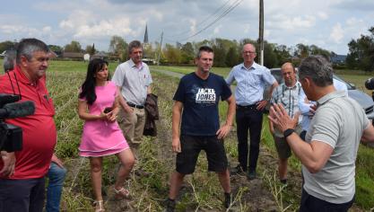 Boerenbondvoorzitter Lode Ceyssens ging samen met Conny Moons (burgemeester Londerzeel) en enkele landbouwers de schade van de zomerstorm van 9 juli opmeten in het veld.