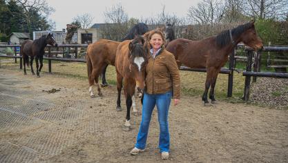 Anne De Wulf koos 5 jaar geleden voor het concept van de ‘actieve stal’. Er is een wachtlijst om je paard bij haar te stallen.