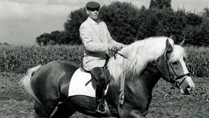 Roger Talpe op een voorstelling van het eerste Vlaams Paard dat in België is ingevoerd, Northfork Duke. Foto genomen tijdens de Houtlandse Ploegdagen in Torhout eind jaren 90.