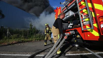 De brandweer was deze ochtend de uitgebrande loods aan het blussen (archieffoto).
