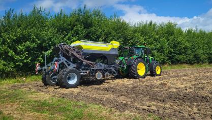 Gert kocht zijn ‘Sky easy drill’ oorspronkelijk om gras door te zaaien voor de vernieuwing van zijn weilanden.