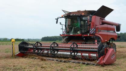 Eric Avermaete dorste een deel van het perceel gele erwt. Door de grote neerslag van de nacht voordien bleek dat niet makkelijk.