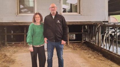 Katleen en Paul in de koeienstal waar het vakantiehuisje op uitgeeft.