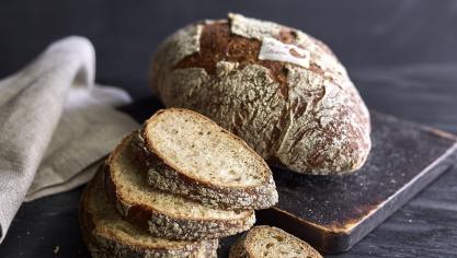 Delhaize kon zijn ‘Rustik’-broodassortiment duurzamer maken door tarwe te gebruiken afkomstig uit regenatieve landbouw.