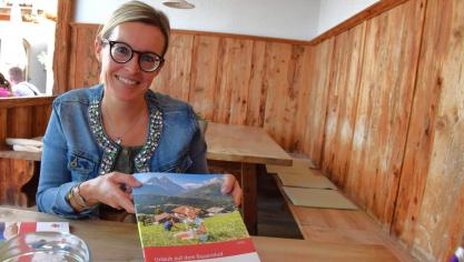 Sonja Kaserer, marketingverantwoordelijke bij Roter Hahn, spreekt met trots over de authenticiteit van Roter Hahn-aanbod in Zuid-Tirol.