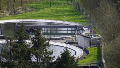 In Duitsland werd zopas een akkoord ondertekend om vanaf 2029 op grote schaal fosfor te gaan winnen uit rioolslib. Die fosfor moet dan als meststof ingezet worden in de lokale landbouw.