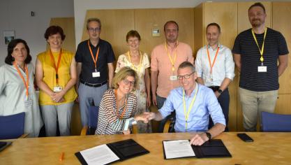 Inge Neven, CEO van VITO en Joris Relaes, administrateur-generaal van ILVO, ondertekenden de samenwerkingsovereenkomst.