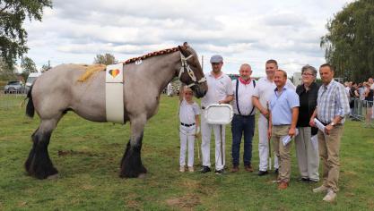 De familie Zwaenepoel bij haar dagkampioene Lotte van de Route, samen met schepen van Landbouw Hans Blomme en de juryleden, Didier Van Hoorebeke en Marc Van Bastelaere.