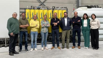 De Ivan Tolpe Prijs werd officieel gelanceerd bij de familie Vroman in Meulebeke, in aanwezigheid van Bart Naeyaert, West-Vlaams gedeputeerde voor Landbouw (centraal op de foto).