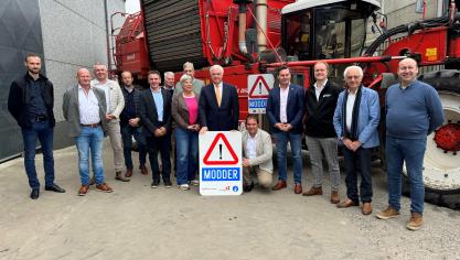 Wingene en Ruiselede willen het komende anderhalf jaar, samen met Boerenbond, inzetten op meer verkeersveiligheid. De samenwerking werd aangekondigd bij de start van de jaarlijkse Modder-op-de-weg-campagne van de provincie West-Vlaanderen.