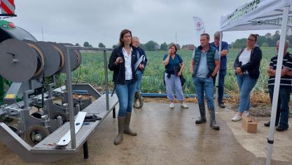 Esther Monard gaf  toelichting bij de techniek van fertigatie in uien.  Naast haar de machine waarmee de  druppelslangen zijn  aangebracht.
