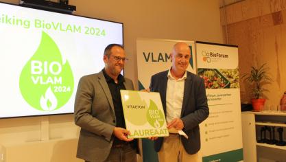 Koen Van Hauteghem (links) ontving de BioVLAM-award uit handen vanGuy Vandepoel, voorzitter van VLAM.