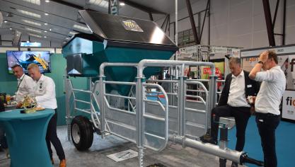 Het mobiele voerstation van Hanskamp heeft een uitvoering met 2 standplaatsen en met 4.