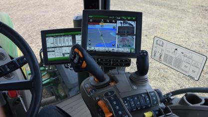 De dief had het vooral gemunt op gps-toestellen in John Deere-tractoren.